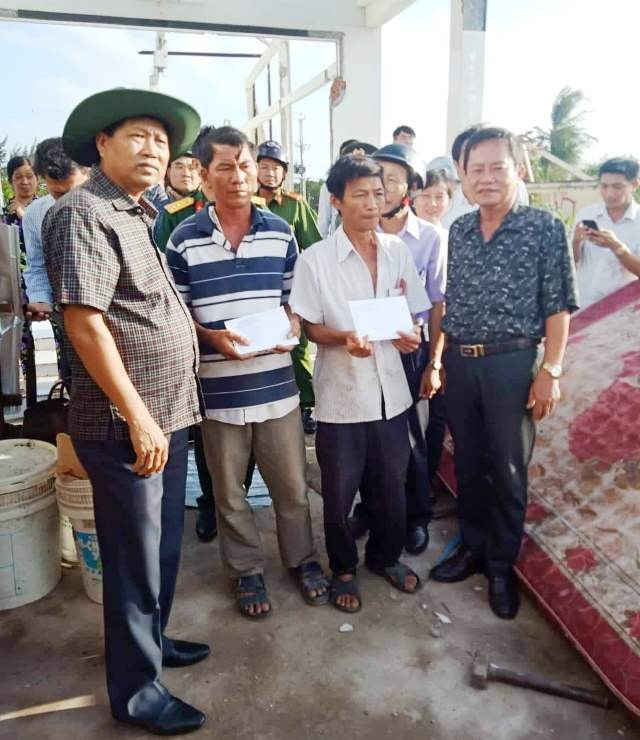 Cảnh tan hoang ở vùng ven biển Bạc Liêu sau lốc xoáy, mưa lớn - 11
Lãnh đạo UBND tỉnh Bạc Liêu, Sở Lao động xuống hiện trường hỗ trợ người dân. (Ảnh: CTV)