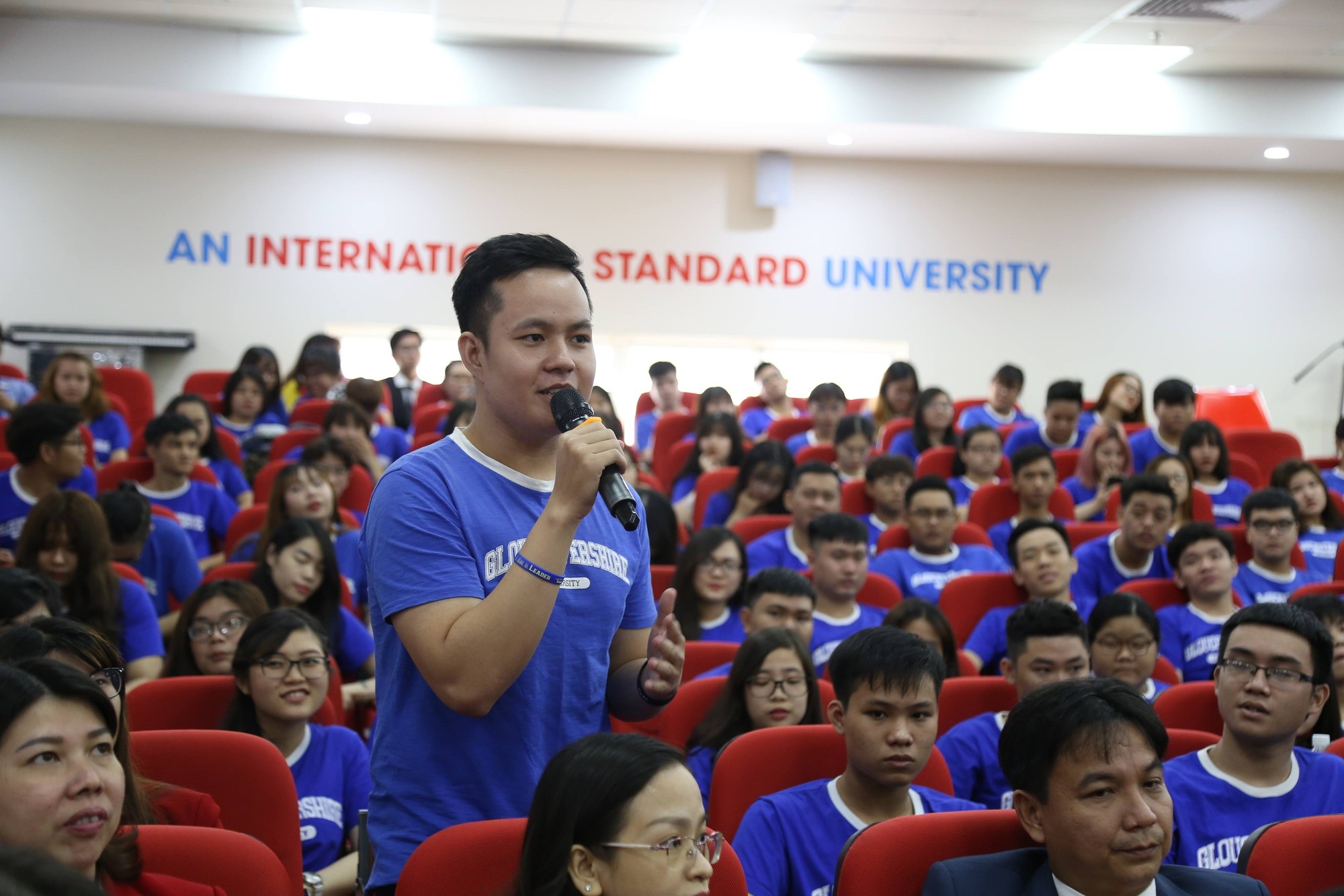 Bộ trưởng Nhà nước vương quốc Anh khuyên sinh viên Việt không nên chỉ học ở sách vở - Ảnh 2. Bộ trưởng Nhà nước vương quốc Anh khuyên sinh viên Việt không nên chỉ học ở sách vở - Ảnh 2.