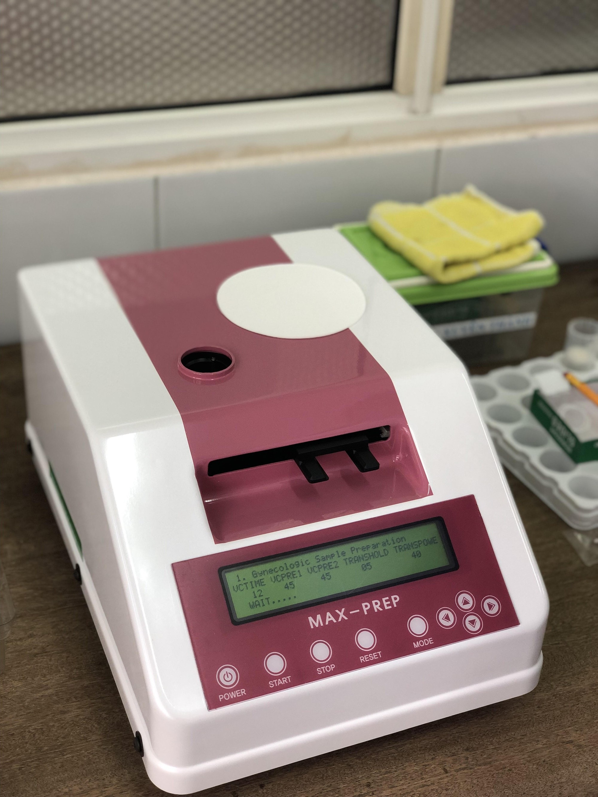 Bệnh viện Đà Nẵng tiếp nhận hệ thống tầm soát tế bào ung thư cổ tử cung - Ảnh 2. Bệnh viện Đà Nẵng tiếp nhận hệ thống tầm soát tế bào ung thư cổ tử cung - Ảnh 2.