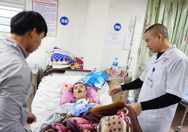 Cảnh sống mòn của người đàn ông bị nạn trên đường về đưa vợ đi sinh - 3 Bác sĩ Nguyễn Đình Quý thăm khám, kiểm tra tình trạng và khả năng phục hồi của bệnh nhân Thiện.