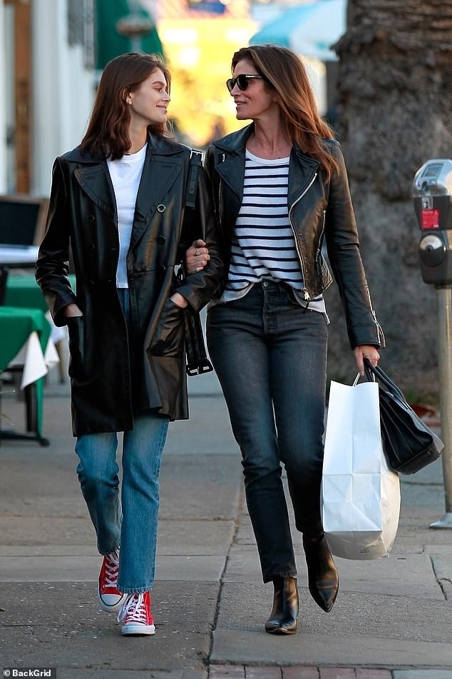 Cindy Crawford trẻ trung bên con gái 17 tuổi - Ảnh 3. Cindy Crawford trẻ trung bên con gái 17 tuổi - Ảnh 3.