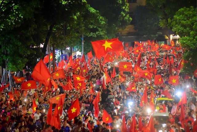 Phó Thủ tướng: Bóng đá Việt Nam từng được “bàn luận” tại Diễn đàn kinh tế thế giới! - 4 Cổ động viên Việt Nam nhuộm màu cở đỏ sao vàng ăn mừng sau mỗi chiến thắng của đội tuyển bóng đá quốc gia (ảnh: Toàn Vũ)