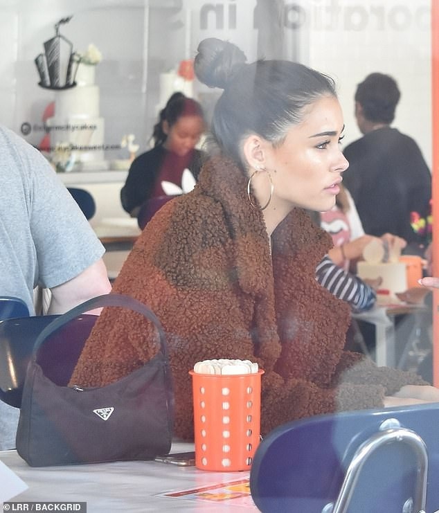 Madison Beer cuốn hút với áo hở bụng - Ảnh 6. Madison Beer cuốn hút với áo hở bụng - Ảnh 6.