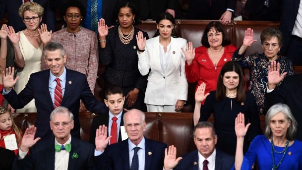 Vừa mới nhậm chức, nghị sĩ Mỹ kêu gọi luận tội Tổng thống Trump - 2
Các nghị sĩ Mỹ tuyên thệ hôm 3/1 (Ảnh: AFP)