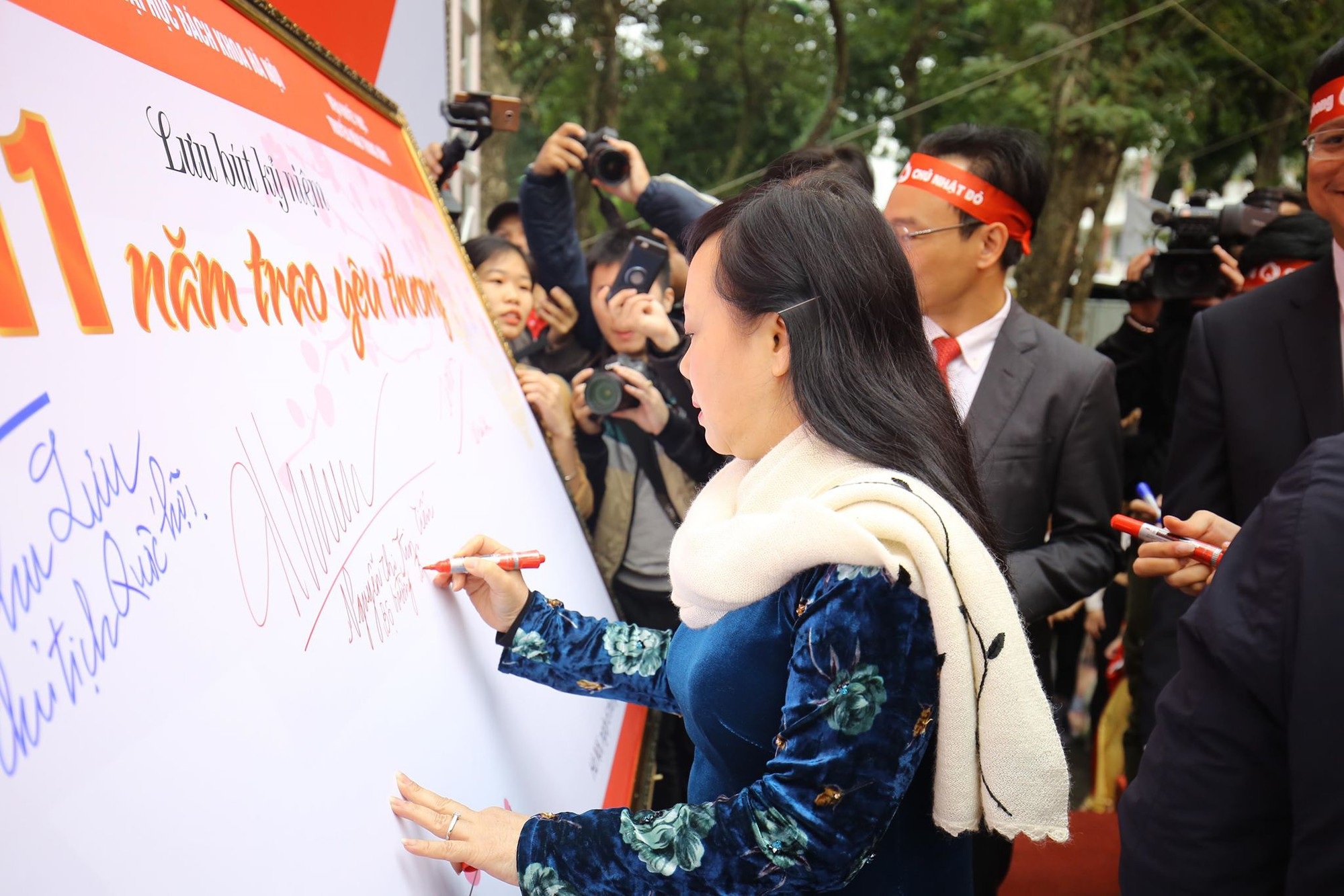 Hoa hậu Trần Tiểu Vy, cầu thủ Đình Trọng, Văn Quyết kêu gọi hiến máu tình nguyện - Ảnh 3. Hoa hậu Trần Tiểu Vy, cầu thủ Đình Trọng, Văn Quyết kêu gọi hiến máu tình nguyện - Ảnh 3.