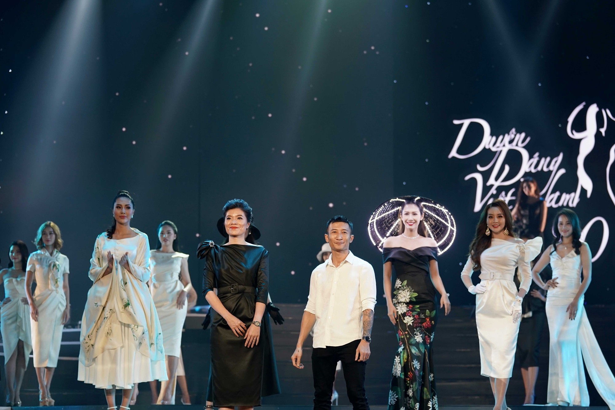 Thu Minh sexy hết cỡ khi hội ngộ khán giả Duyên dáng Việt Nam - Ảnh 17. Thu Minh sexy hết cỡ khi hội ngộ khán giả Duyên dáng Việt Nam - Ảnh 17.