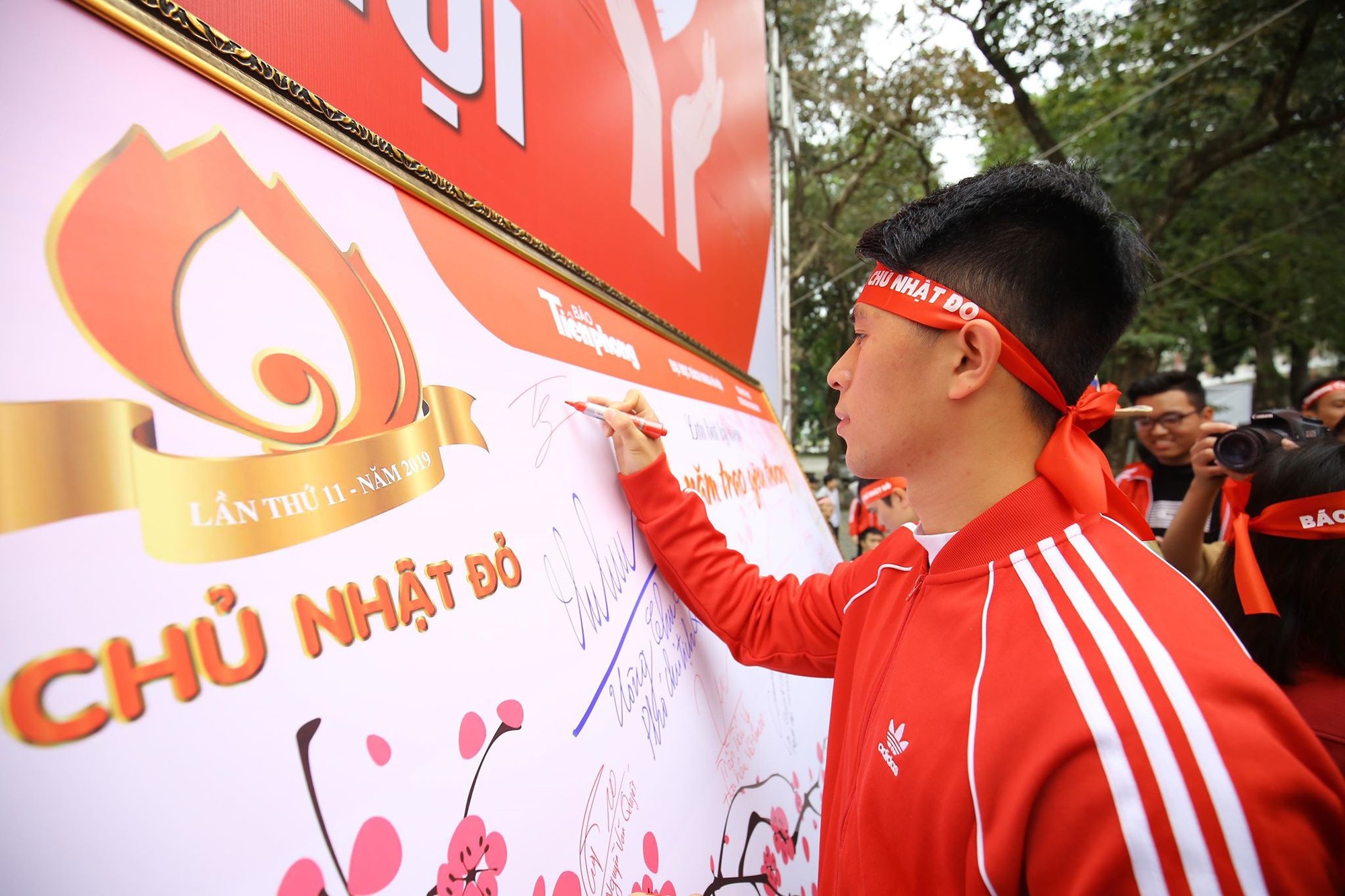 Hoa hậu Trần Tiểu Vy, cầu thủ Đình Trọng, Văn Quyết kêu gọi hiến máu tình nguyện - Ảnh 4. Hoa hậu Trần Tiểu Vy, cầu thủ Đình Trọng, Văn Quyết kêu gọi hiến máu tình nguyện - Ảnh 4.