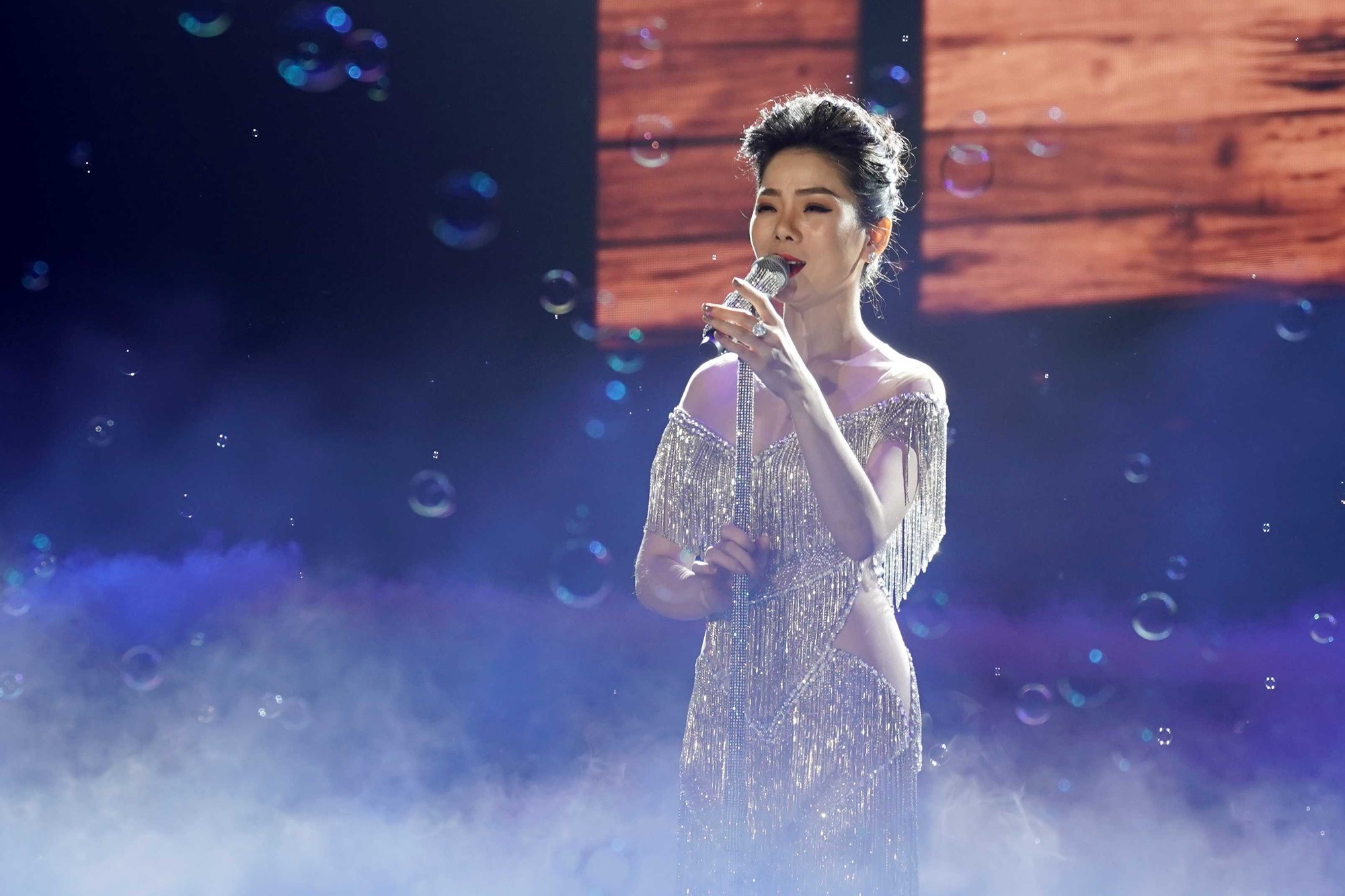 Thu Minh sexy hết cỡ khi hội ngộ khán giả Duyên dáng Việt Nam - Ảnh 12. Thu Minh sexy hết cỡ khi hội ngộ khán giả Duyên dáng Việt Nam - Ảnh 12.