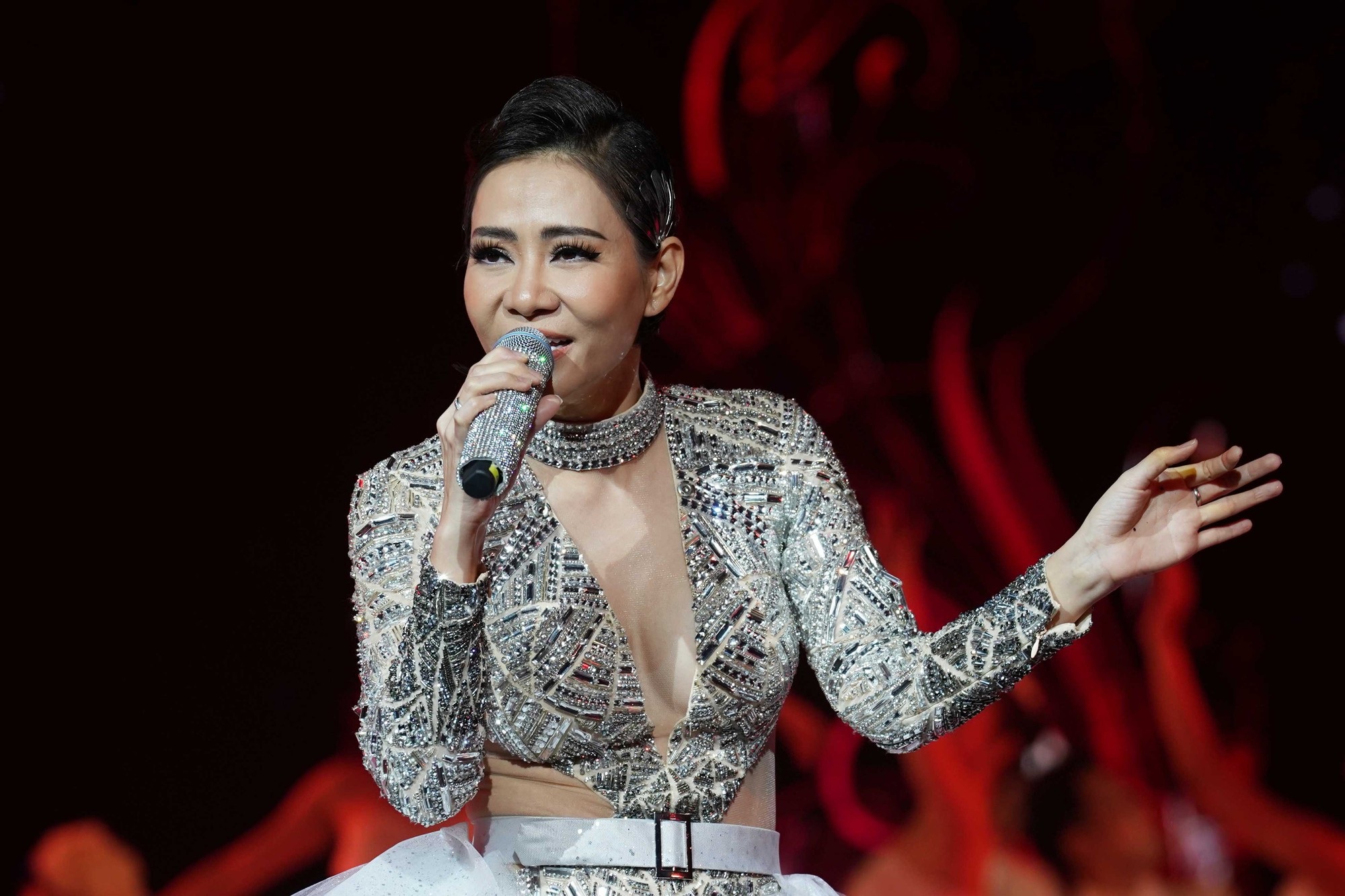 Thu Minh sexy hết cỡ khi hội ngộ khán giả Duyên dáng Việt Nam - Ảnh 3. Thu Minh sexy hết cỡ khi hội ngộ khán giả Duyên dáng Việt Nam - Ảnh 3.