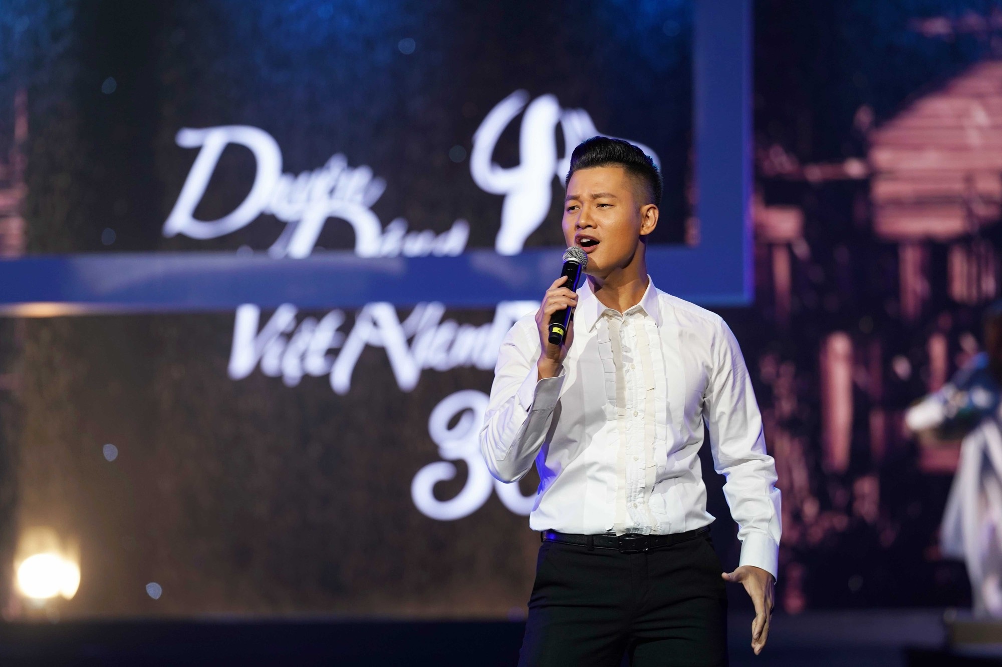 Thu Minh sexy hết cỡ khi hội ngộ khán giả Duyên dáng Việt Nam - Ảnh 11. Thu Minh sexy hết cỡ khi hội ngộ khán giả Duyên dáng Việt Nam - Ảnh 11.