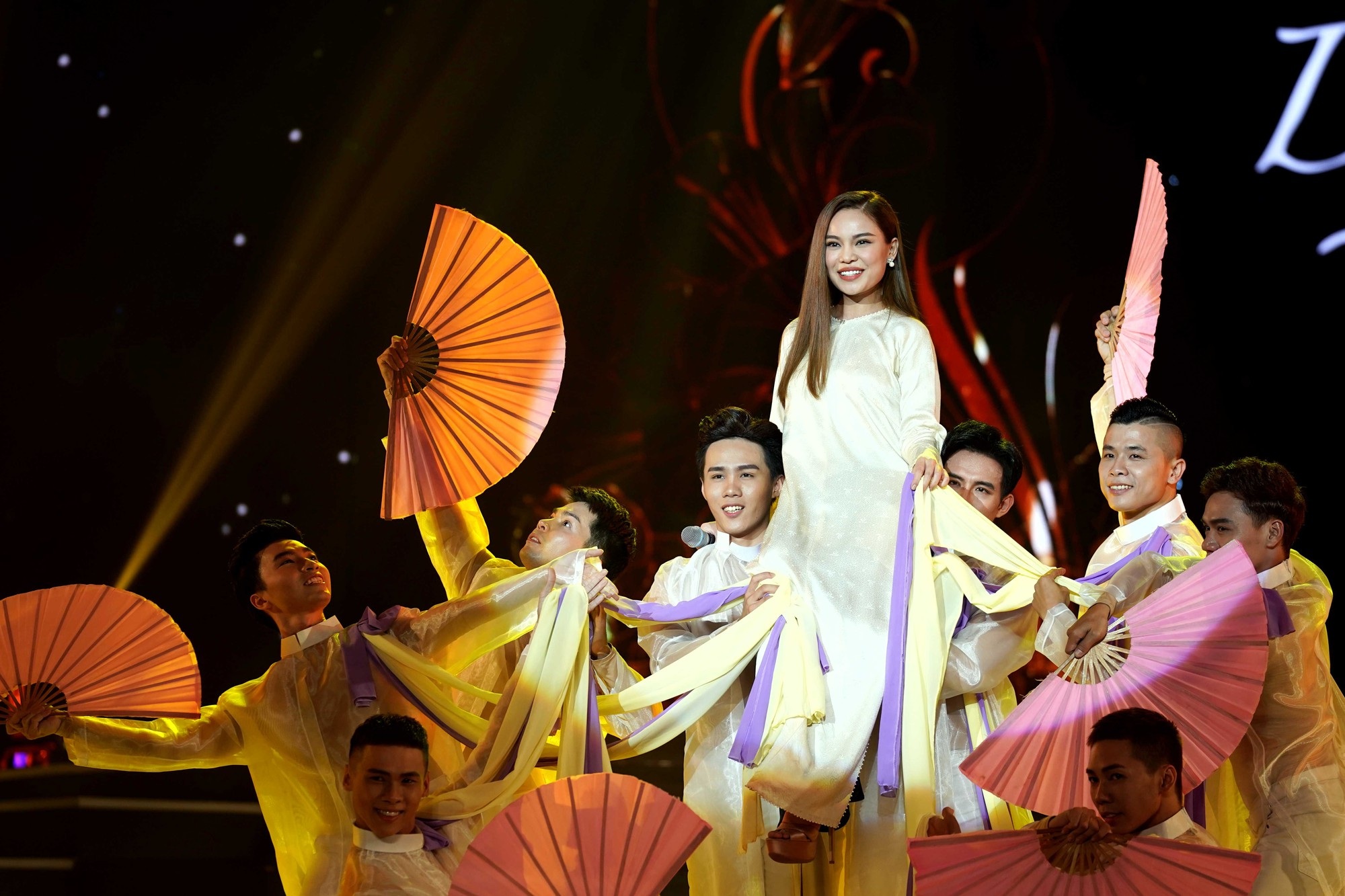 Thu Minh sexy hết cỡ khi hội ngộ khán giả Duyên dáng Việt Nam - Ảnh 5. Thu Minh sexy hết cỡ khi hội ngộ khán giả Duyên dáng Việt Nam - Ảnh 5.
