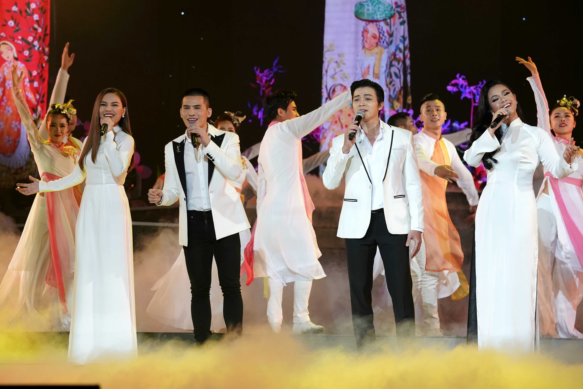 Thu Minh sexy hết cỡ khi hội ngộ khán giả Duyên dáng Việt Nam - Ảnh 4. Thu Minh sexy hết cỡ khi hội ngộ khán giả Duyên dáng Việt Nam - Ảnh 4.