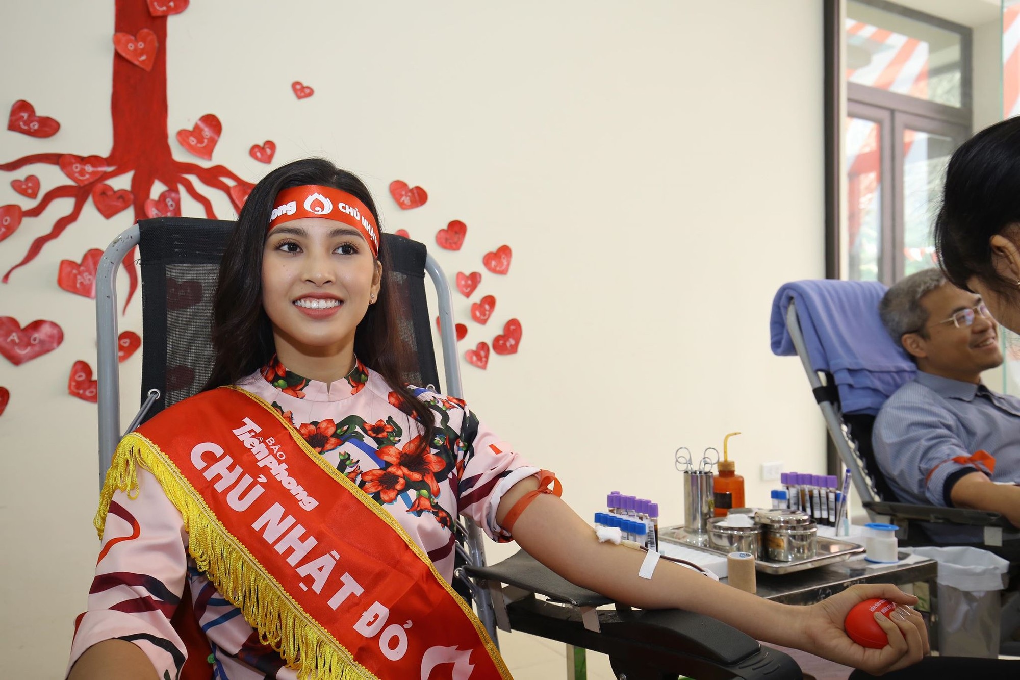 Hoa hậu Trần Tiểu Vy, cầu thủ Đình Trọng, Văn Quyết kêu gọi hiến máu tình nguyện - Ảnh 2. Hoa hậu Trần Tiểu Vy, cầu thủ Đình Trọng, Văn Quyết kêu gọi hiến máu tình nguyện - Ảnh 2.