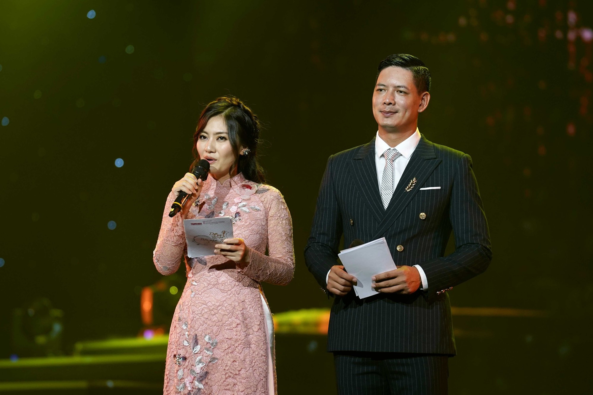 Thu Minh sexy hết cỡ khi hội ngộ khán giả Duyên dáng Việt Nam - Ảnh 1. Thu Minh sexy hết cỡ khi hội ngộ khán giả Duyên dáng Việt Nam - Ảnh 1.