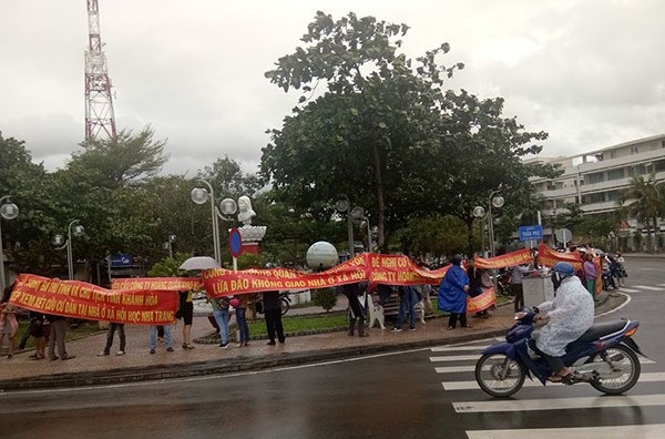 Siêu lừa xuất hiện, bí mật của CBRE bị ‘bóc mẽ’ - 2 Dân Nha Trang đội mưa đi căng băng rôn đòi nhà