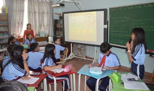 Hai cánh cửa mở rộng không gian học tập - Ảnh 2. Hai cánh cửa mở rộng không gian học tập - Ảnh 2.