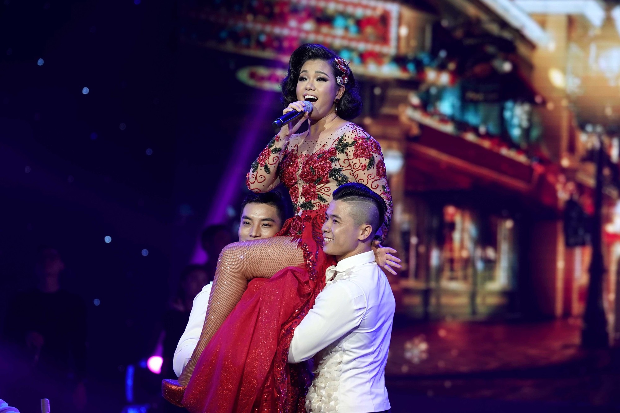 Thu Minh sexy hết cỡ khi hội ngộ khán giả Duyên dáng Việt Nam - Ảnh 13. Thu Minh sexy hết cỡ khi hội ngộ khán giả Duyên dáng Việt Nam - Ảnh 13.