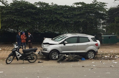 
Vụ tai nạn khiến cho 2 người tử vong, 2 người khác bị thương phải nhập viện cấp cứu (Ảnh: H.D)
