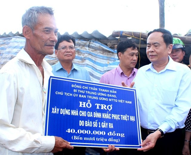 Xác minh 21 ngư dân bị bắt khi tránh bão tại vùng biển Thái Lan - 3 Ông Trần Thanh Mẫn- Chủ tịch Ủy ban Trung ương MTTQ Việt Nam (phải) trao hỗ trợ cho người dân Bạc Liêu. (Ảnh: CTV)