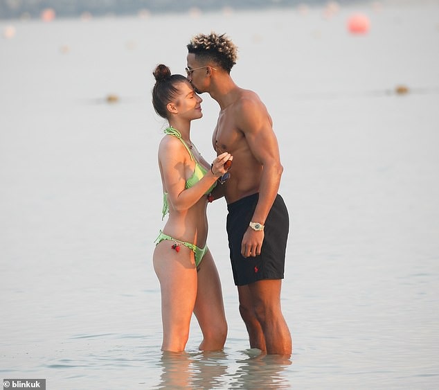 Helen Flanagan khoe ngực căng tròn - Ảnh 4. Helen Flanagan khoe ngực căng tròn - Ảnh 4.