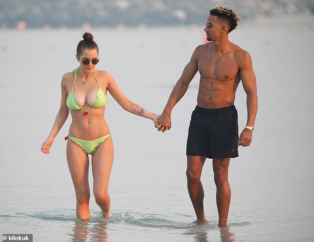 Helen Flanagan khoe ngực căng tròn - Ảnh 7. Helen Flanagan khoe ngực căng tròn - Ảnh 7.