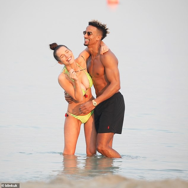 Helen Flanagan khoe ngực căng tròn - Ảnh 11. Helen Flanagan khoe ngực căng tròn - Ảnh 11.