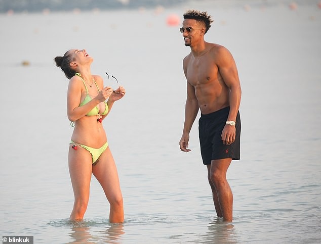 Helen Flanagan khoe ngực căng tròn - Ảnh 12. Helen Flanagan khoe ngực căng tròn - Ảnh 12.