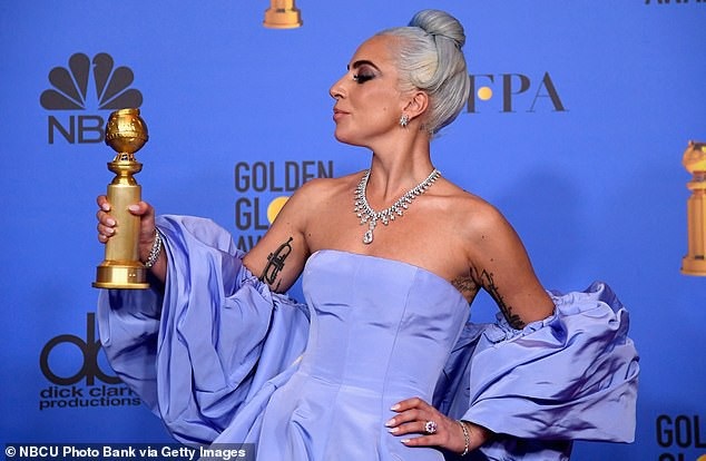 Lady Gaga đeo nữ trang 5 triệu USD lên thảm đỏ - Ảnh 2. Lady Gaga đeo nữ trang 5 triệu USD lên thảm đỏ - Ảnh 2.