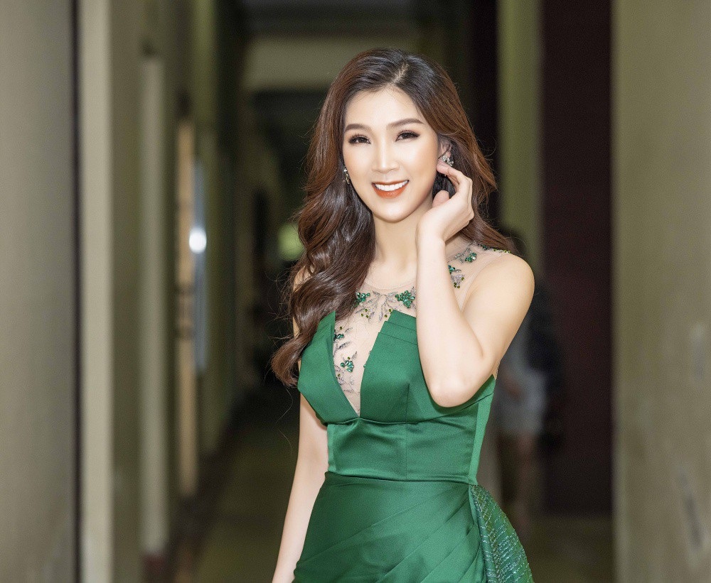Hoa hậu Phí Thùy Linh trễ nải diện đầm xẻ cao ngút ngàn giữa trời đông - Ảnh 4. Hoa hậu Phí Thùy Linh trễ nải diện đầm xẻ cao ngút ngàn giữa trời đông - Ảnh 4.