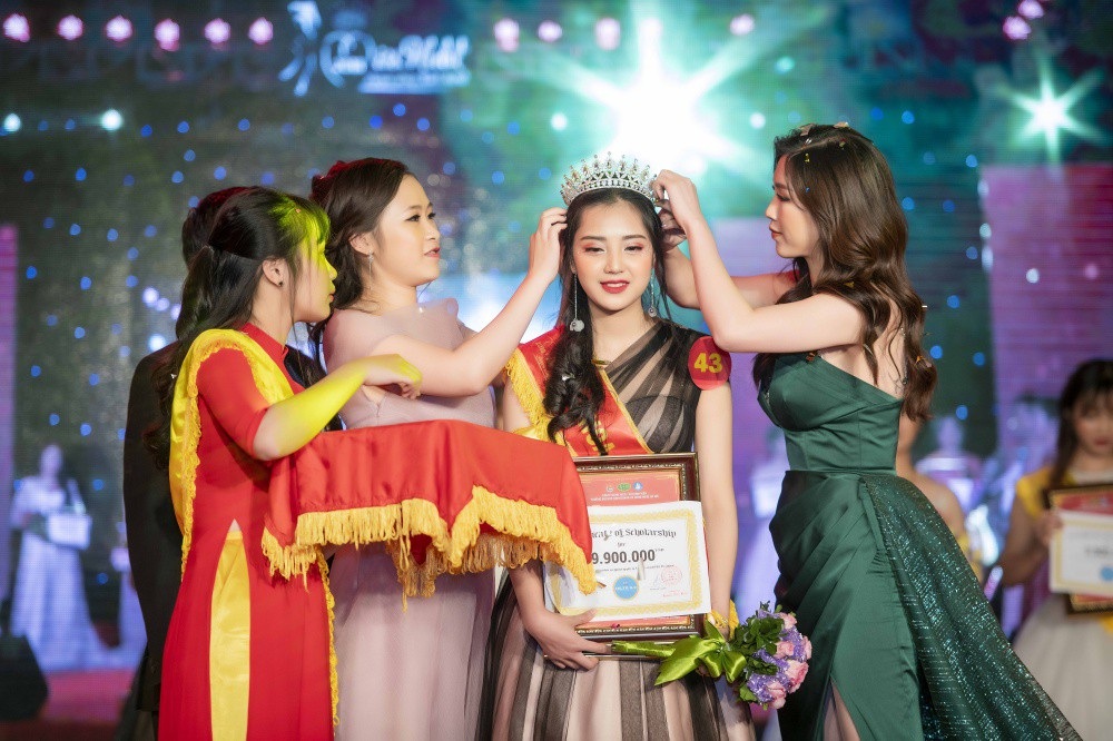 Hoa hậu Phí Thùy Linh trễ nải diện đầm xẻ cao ngút ngàn giữa trời đông - Ảnh 5. Hoa hậu Phí Thùy Linh trễ nải diện đầm xẻ cao ngút ngàn giữa trời đông - Ảnh 5.