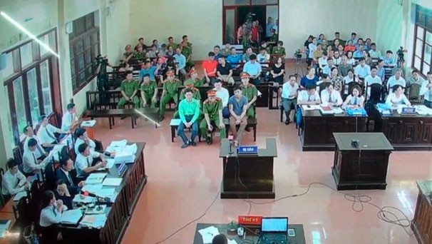 Hôm nay xét xử vụ án "chạy thận tử vong" ở Hòa Bình - 1 Quang cảnh phiên xét xử vụ chạy thận tử vong ở BVĐK tỉnh Hòa Bình hồi tháng 5/2018. (Ảnh: Phương Nguyên).
