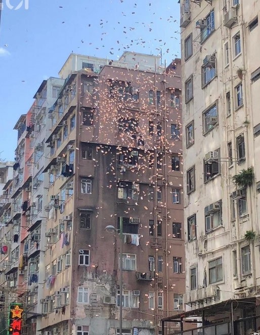 Lái siêu xe rải tiền trên phố: 300 tỷ đồng rơi như lá vàng, dân tranh nhau - 2 Lái siêu xe rải tiền trên phố: 300 tỷ đồng rơi như lá vàng, dân tranh nhau - 2