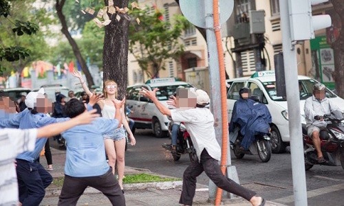 Lái siêu xe rải tiền trên phố: 300 tỷ đồng rơi như lá vàng, dân tranh nhau - 3 Lái siêu xe rải tiền trên phố: 300 tỷ đồng rơi như lá vàng, dân tranh nhau - 3