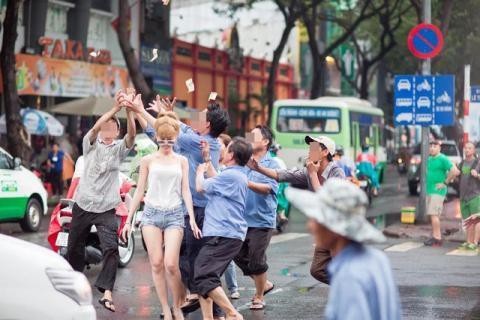 Lái siêu xe rải tiền trên phố: 300 tỷ đồng rơi như lá vàng, dân tranh nhau - 4
Cô gái vung tiền hết lần này tới lần khác.