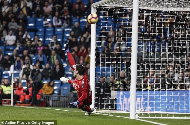 Thua ê chề ở Bernabeu, Real Madrid “bật bãi” khỏi top 4 La Liga - 5
Nỗ lực của Courtois không thể giúp Real Madrid tránh được thất bại