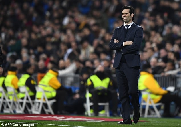 Thua ê chề ở Bernabeu, Real Madrid “bật bãi” khỏi top 4 La Liga - 8
Đoàn quân HLV Solari bật bãi khỏi top 4 La Liga