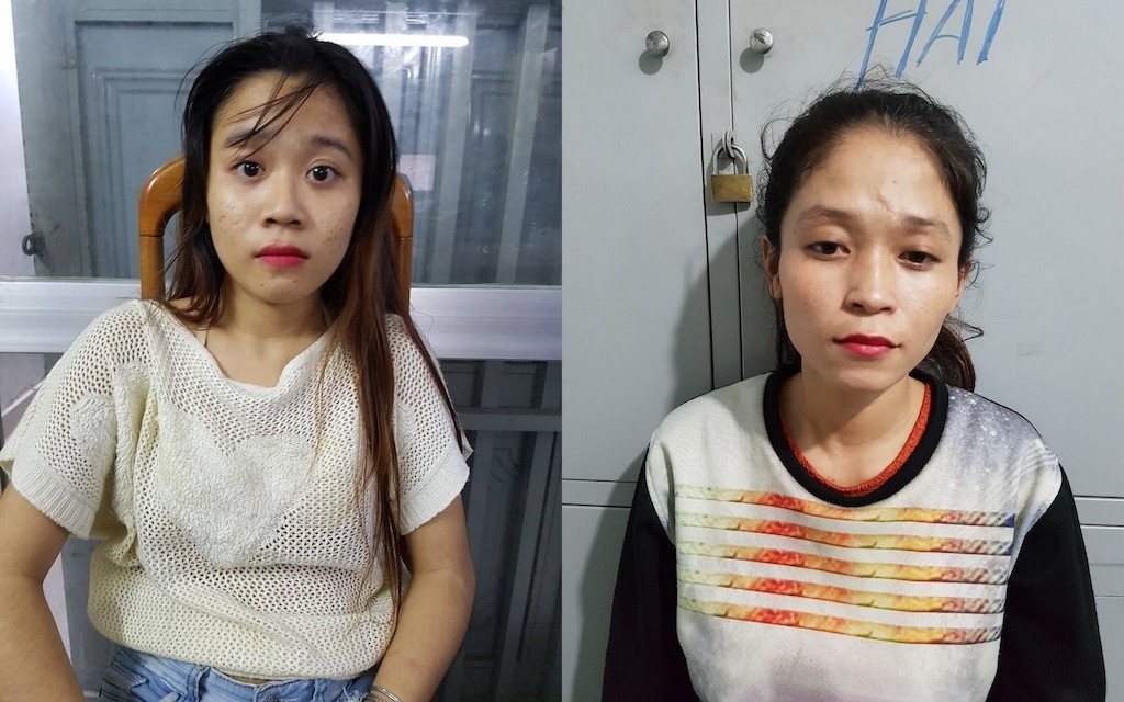 2 cô gái kéo túi xách trộm điện thoại của người dừng đèn đỏ - Ảnh 1. 2 cô gái kéo túi xách trộm điện thoại của người dừng đèn đỏ - Ảnh 1.