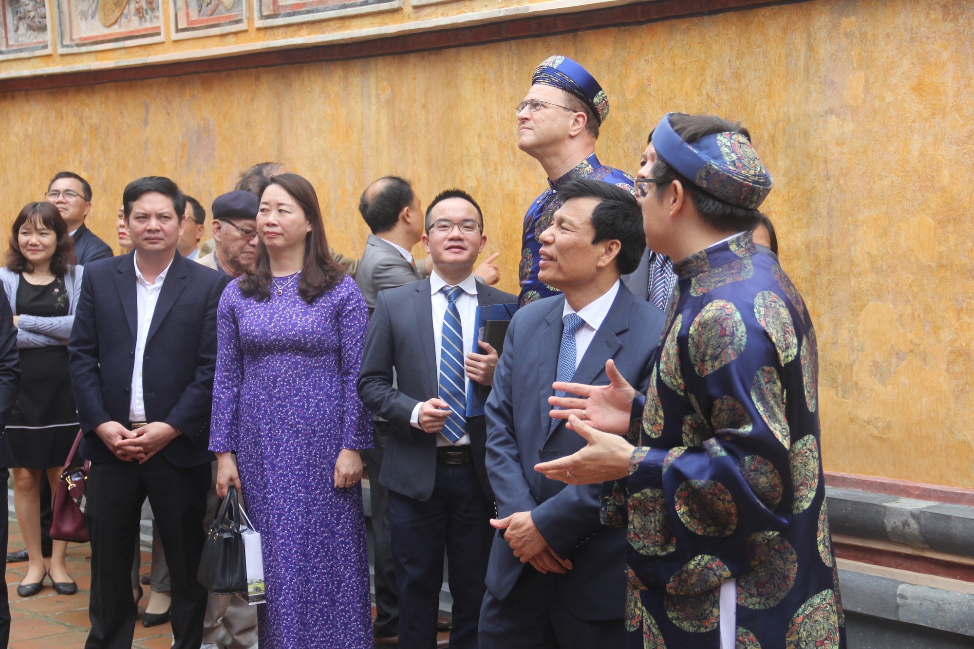 Phục hồi điện Phụng Tiên bằng kỹ thuật vẽ màu trên nền vữa vôi xưa - Ảnh 8. Phục hồi điện Phụng Tiên bằng kỹ thuật vẽ màu trên nền vữa vôi xưa - Ảnh 8.