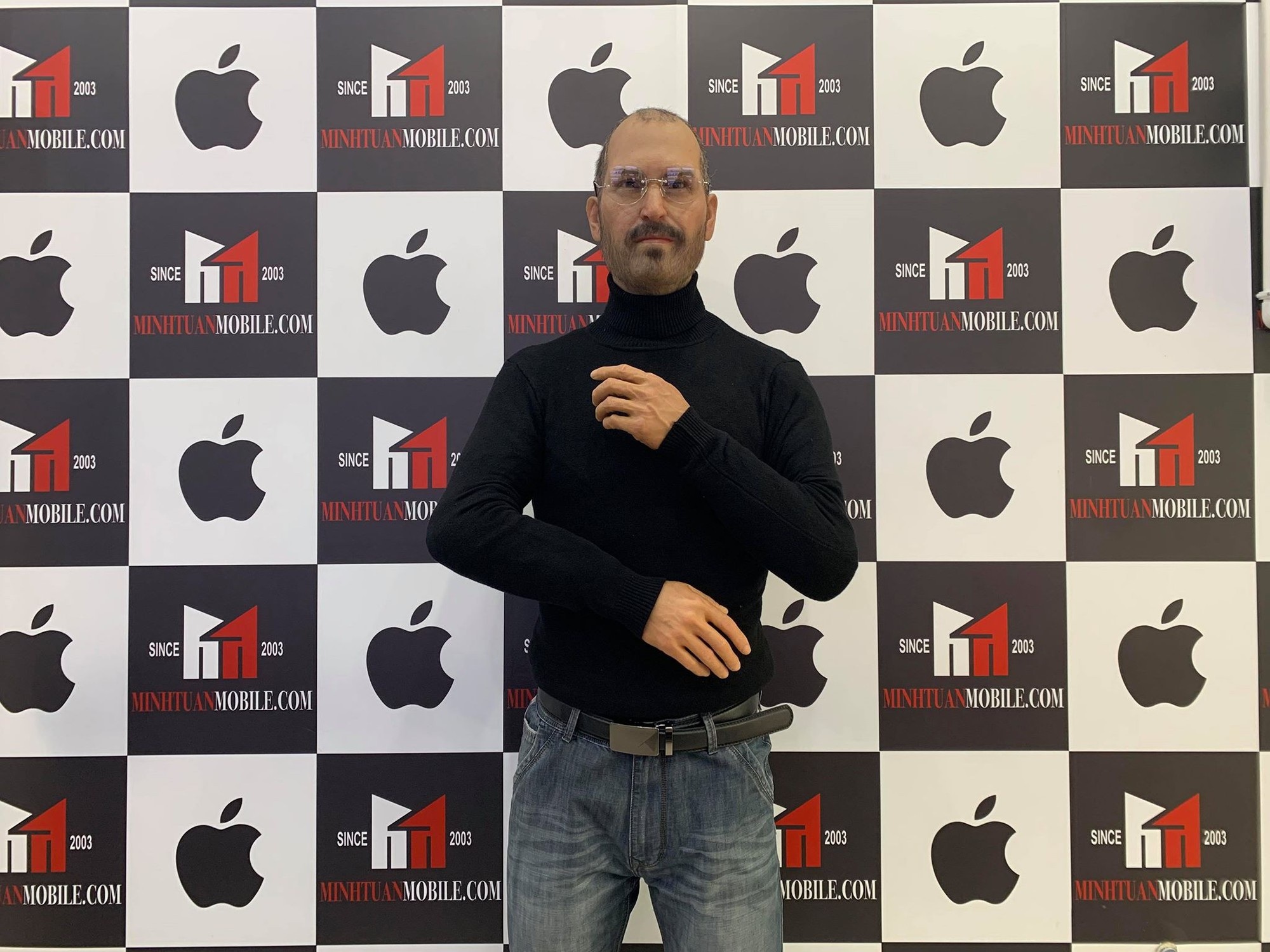 Tượng sáp phù thủy Steve Jobs gây chú ý tại TP HCM - Ảnh 1. Tượng sáp phù thủy Steve Jobs gây chú ý tại TP HCM - Ảnh 1.