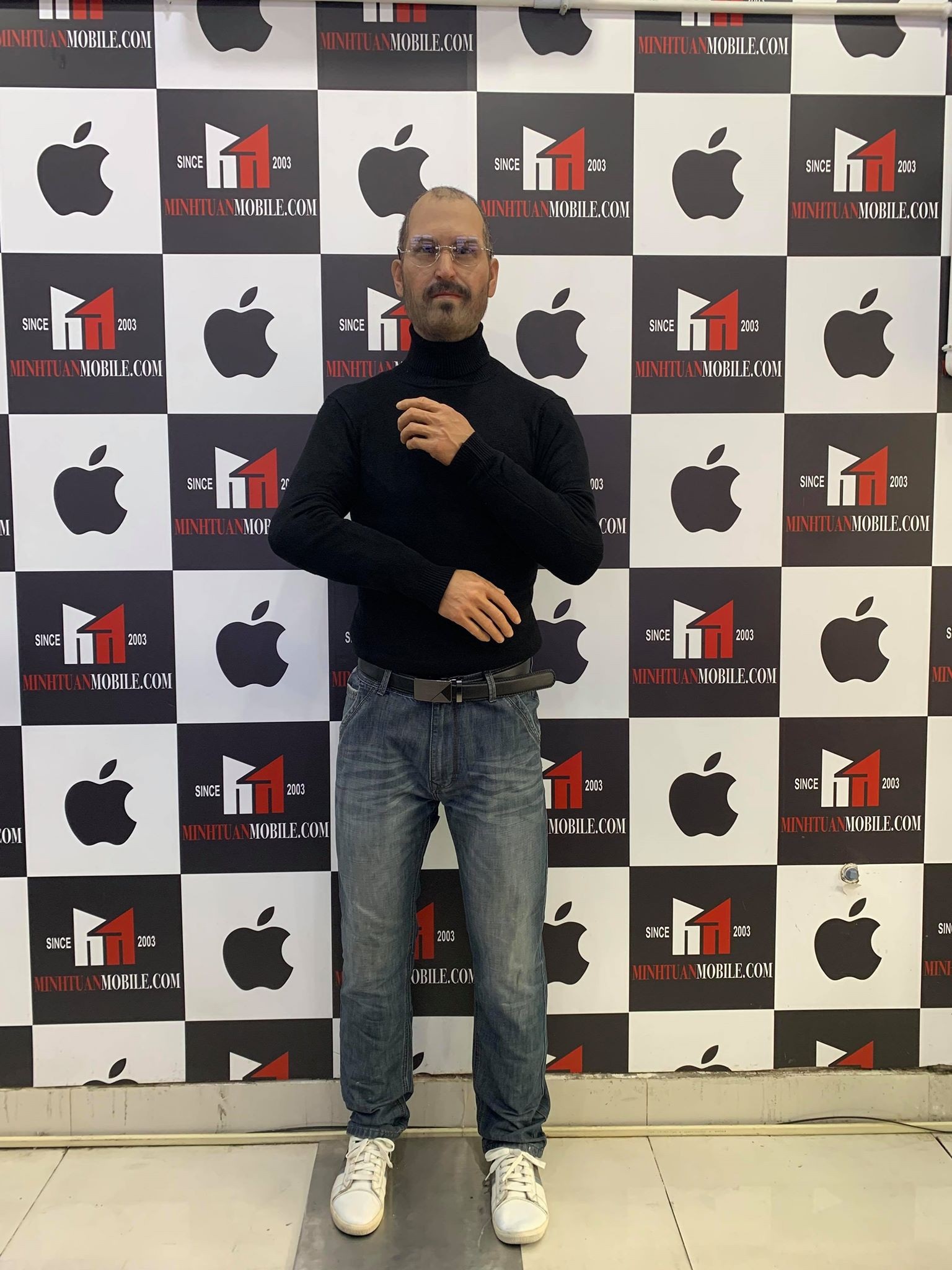 Tượng sáp phù thủy Steve Jobs gây chú ý tại TP HCM - Ảnh 2. Tượng sáp phù thủy Steve Jobs gây chú ý tại TP HCM - Ảnh 2.