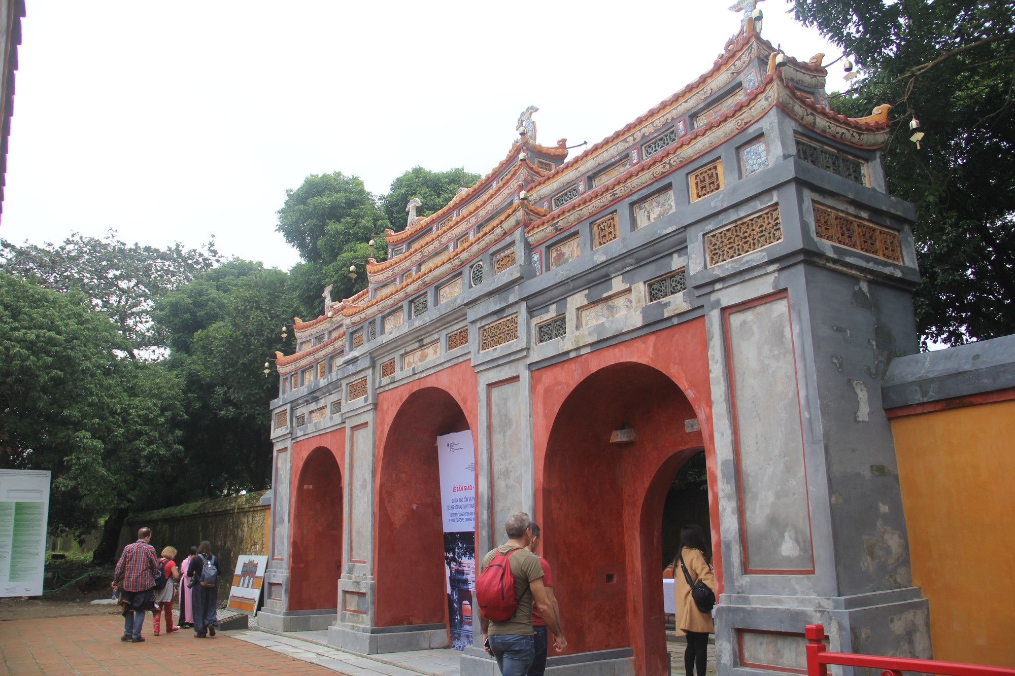 Phục hồi điện Phụng Tiên bằng kỹ thuật vẽ màu trên nền vữa vôi xưa - Ảnh 3. Phục hồi điện Phụng Tiên bằng kỹ thuật vẽ màu trên nền vữa vôi xưa - Ảnh 3.