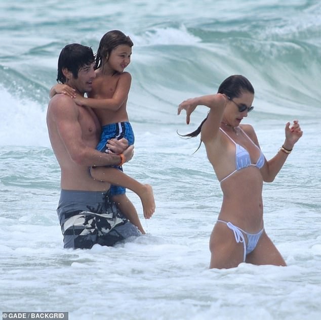Alessandra Ambrosio thư thái đi tắm biển - Ảnh 5. Alessandra Ambrosio thư thái đi tắm biển - Ảnh 5.