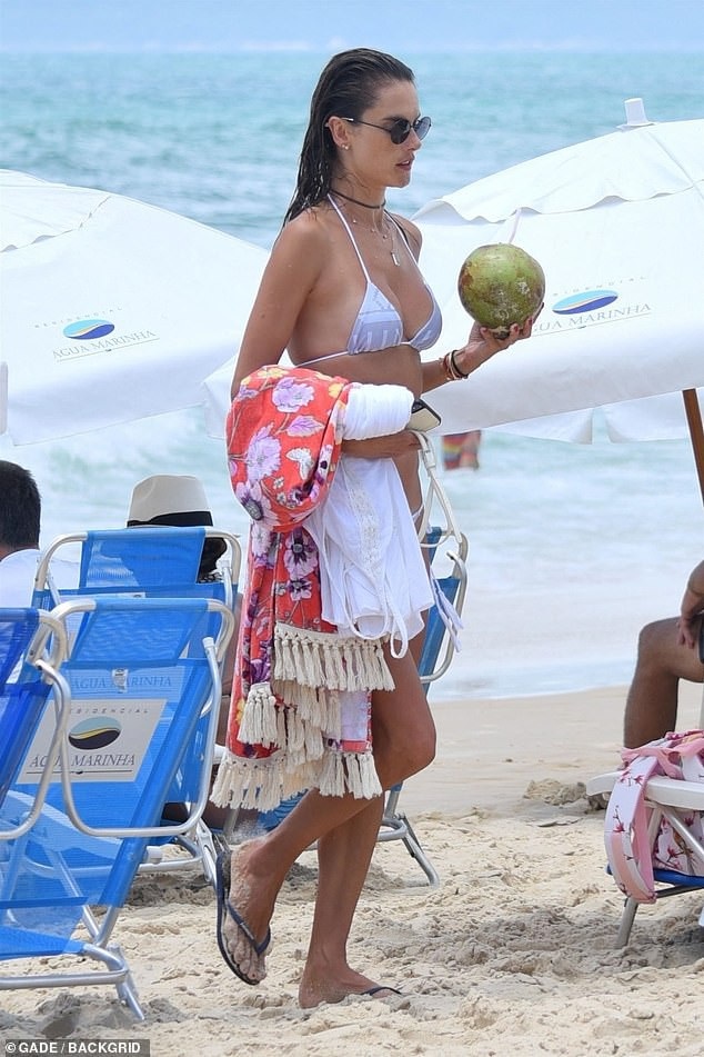 Alessandra Ambrosio thư thái đi tắm biển - Ảnh 8. Alessandra Ambrosio thư thái đi tắm biển - Ảnh 8.