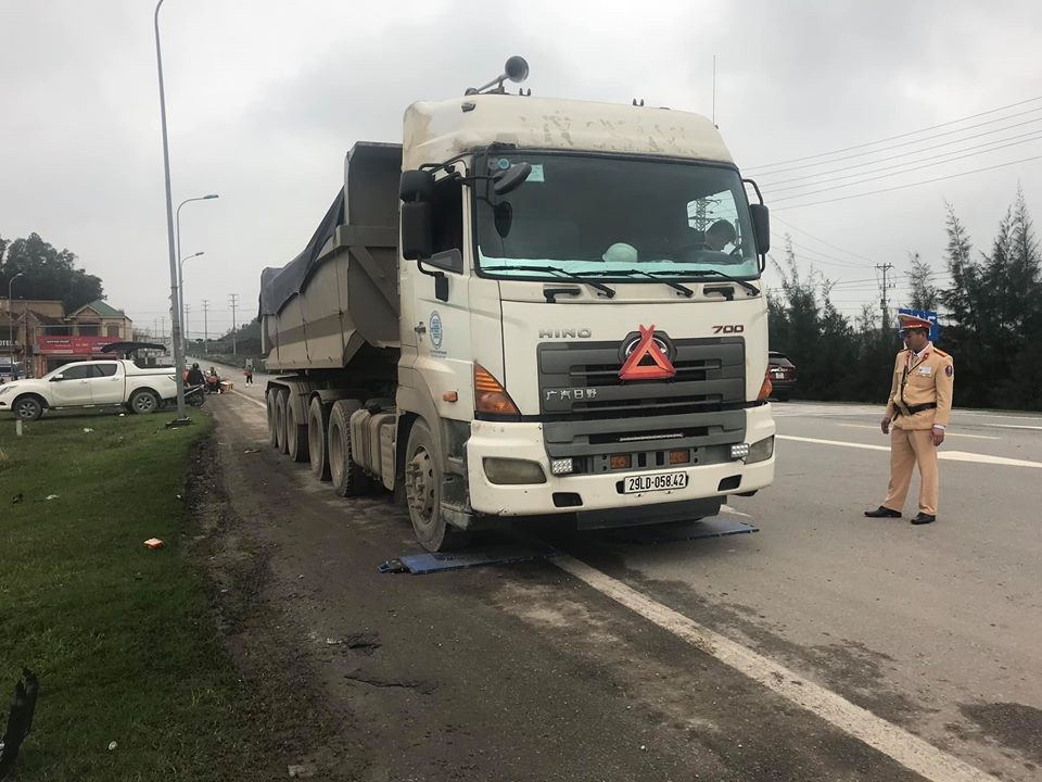 Xử phạt hơn 100 triệu đồng đoàn xe chở quá tải - Ảnh 1. Xử phạt hơn 100 triệu đồng đoàn xe chở quá tải - Ảnh 1.