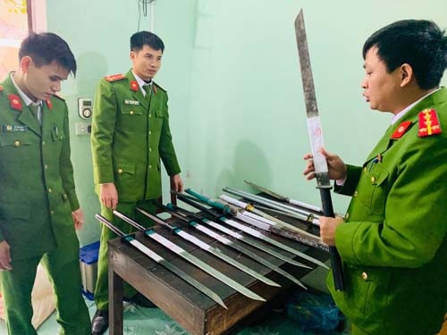 Mâu thuẫn trong quán karaoke, dùng vòi xăng tưới vào nhau để đốt - Ảnh 1. Mâu thuẫn trong quán karaoke, dùng vòi xăng tưới vào nhau để đốt - Ảnh 1.