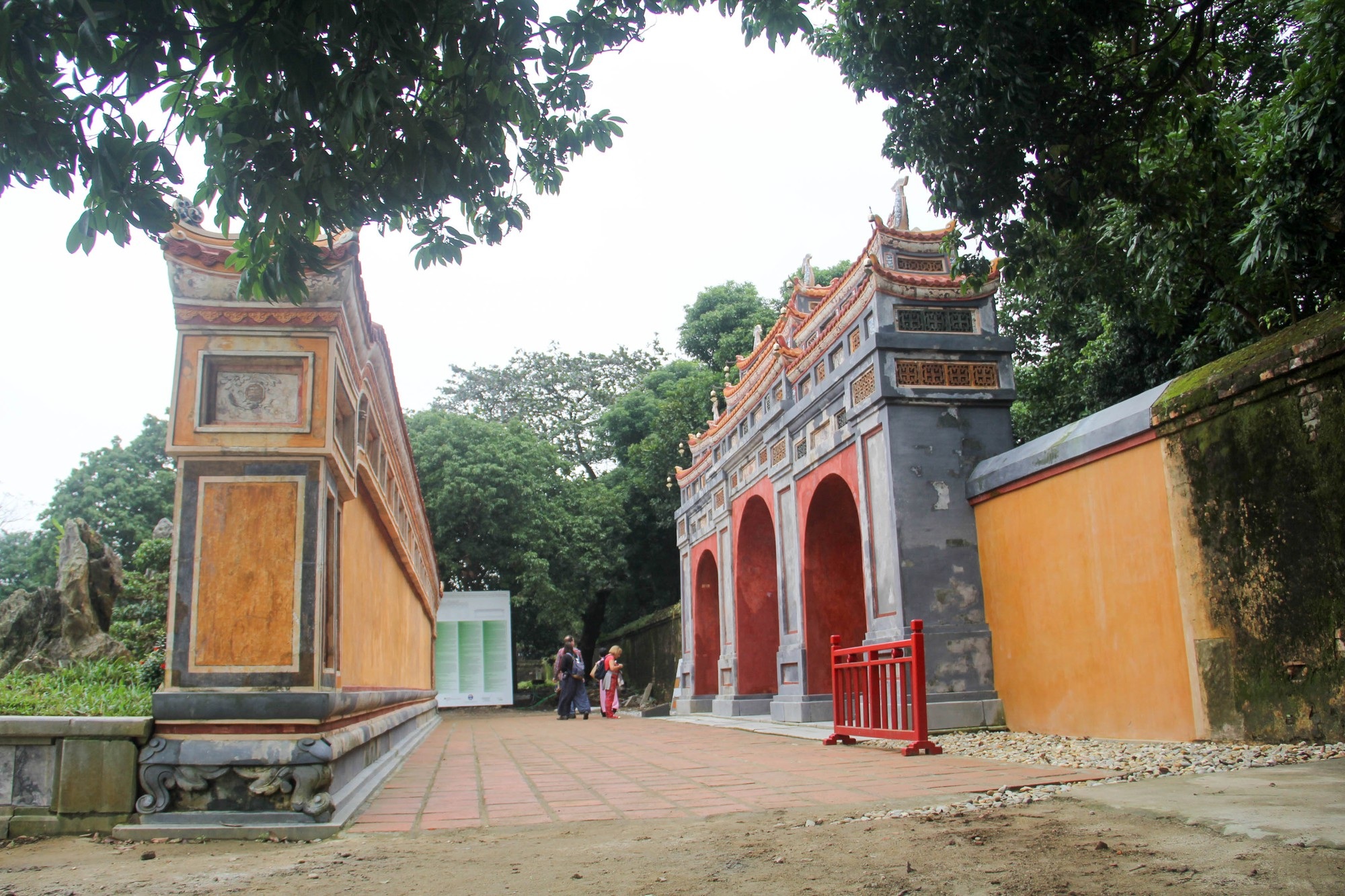Phục hồi điện Phụng Tiên bằng kỹ thuật vẽ màu trên nền vữa vôi xưa - Ảnh 1. Phục hồi điện Phụng Tiên bằng kỹ thuật vẽ màu trên nền vữa vôi xưa - Ảnh 1.