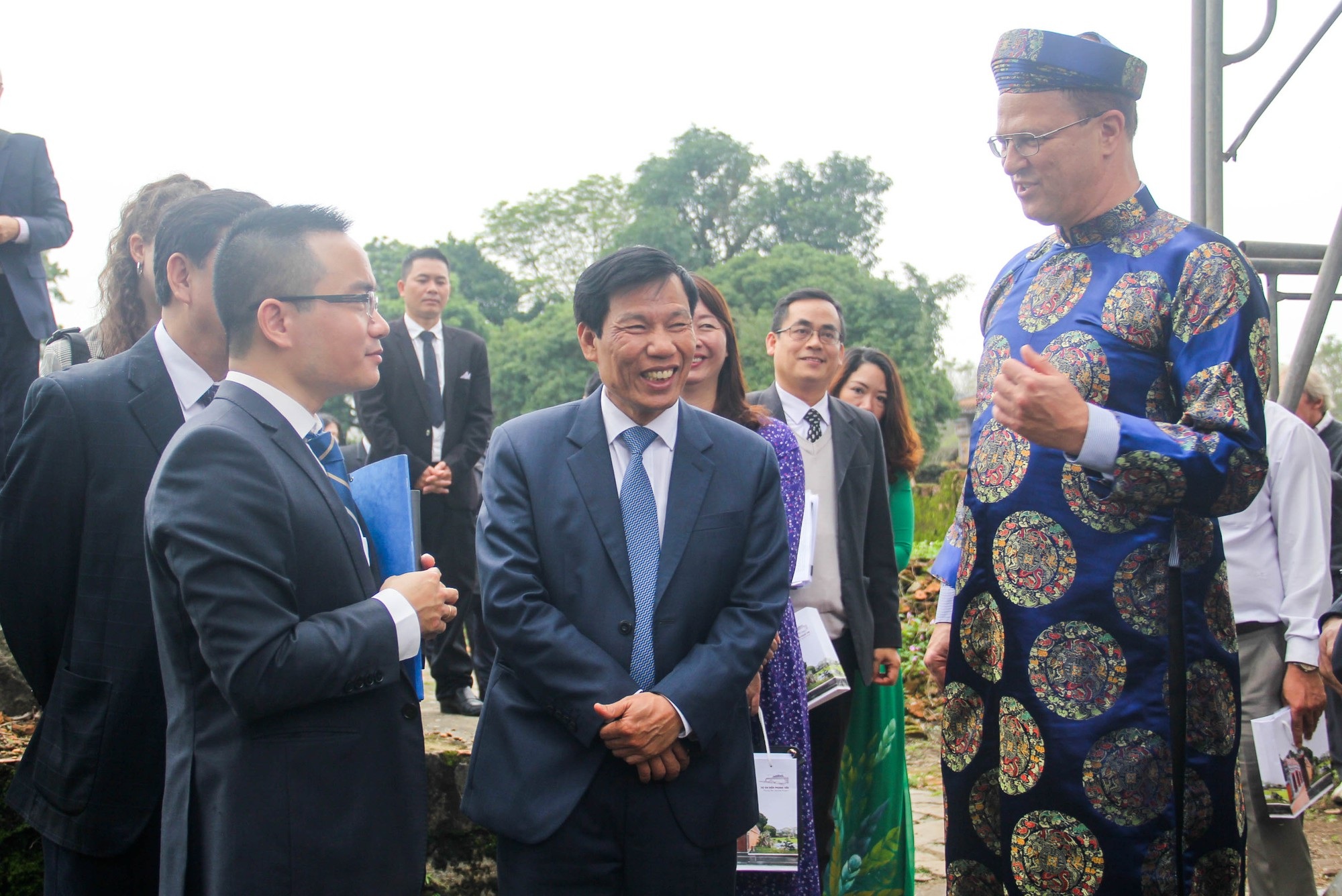 Phục hồi điện Phụng Tiên bằng kỹ thuật vẽ màu trên nền vữa vôi xưa - Ảnh 15. Phục hồi điện Phụng Tiên bằng kỹ thuật vẽ màu trên nền vữa vôi xưa - Ảnh 15.