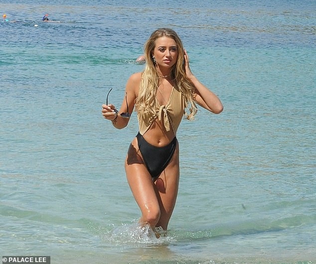 Georgia Harrison khoe dáng sexy trên biển - Ảnh 4. Georgia Harrison khoe dáng sexy trên biển - Ảnh 4.