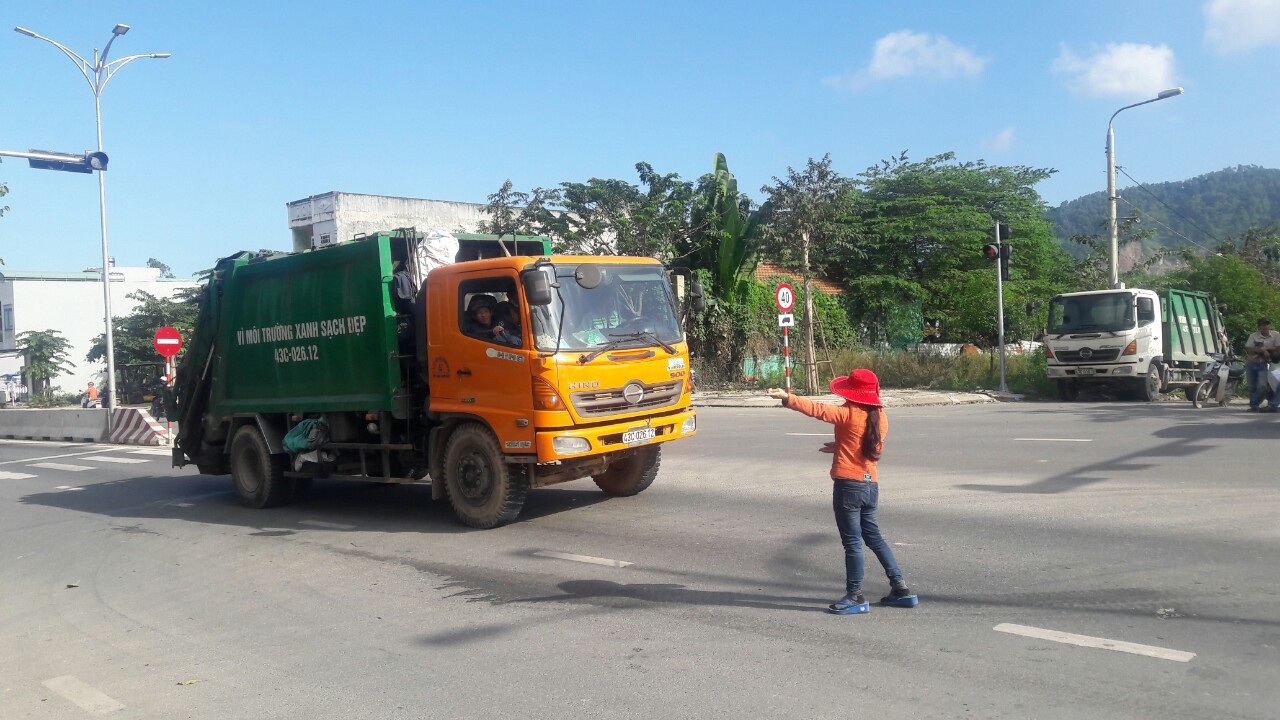 Đà Nẵng: Dân chặn xe vào bãi rác, đề nghị đối thoại với lãnh đạo thành phố - Ảnh 4. Đà Nẵng: Dân chặn xe vào bãi rác, đề nghị đối thoại với lãnh đạo thành phố - Ảnh 4.