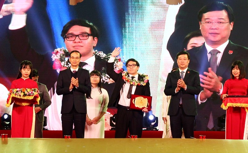 Nam sinh 2 lần giành HCV Olympic Hoá học quốc tế là Gương mặt trẻ Thủ đô 2018 - Ảnh 2. Nam sinh 2 lần giành HCV Olympic Hoá học quốc tế là Gương mặt trẻ Thủ đô 2018 - Ảnh 2.